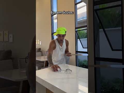 A vida da pessoa que usa óculos😂