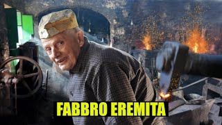 Il fabbro primitivo che lavora come nel medioevo