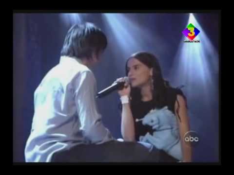 Juanes & Nelly Furtado - Fotografía, (En Vivo @ Alma Awards 2002)