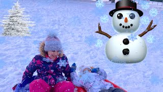 Les glissades  dans la neige ⛄️ jeux pour enfants avec sisi et Maya