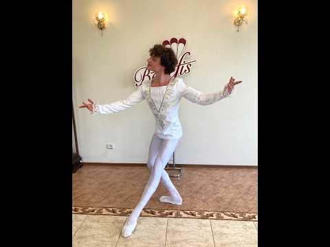 Stage costume P 0130 - video 6