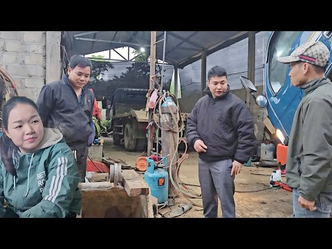 Police officer Chuc helped the homeless man find a job to earn an income.