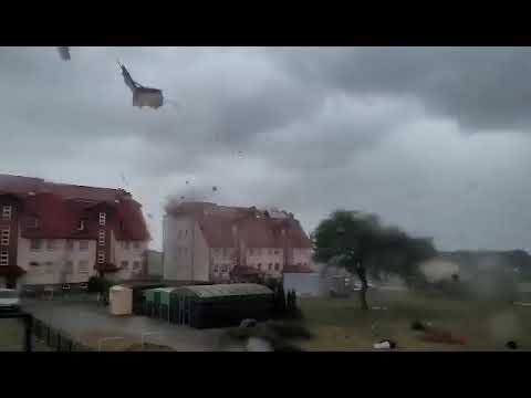 Gwałtowna burza nad Kaszubami.Moment zerwania dachu w Sierakowicach