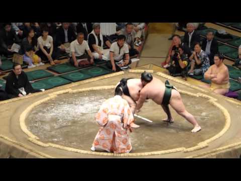 Satoyama (5-2) - Chiyotairyu (4-3) , Sumo : Natsubasho '15