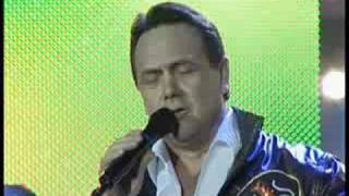 поёт Ренат Ибрагимов