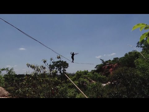 Praticantes de Slackline vão às alturas em busca de paz e tranquilidade