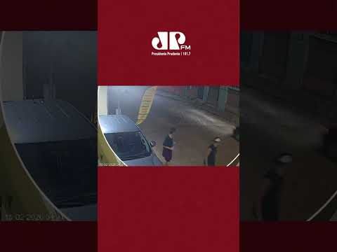 Homem arrasta ex-namorada por 400 metros em MG por não aceitar novo relacionamento e foge da polícia