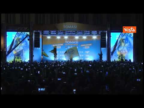 "C'è solo un Presidente", coro per Meloni sul palco. La sua reazione