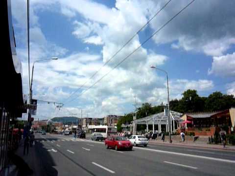 Piatra Neamt: piata Mihai Kogalniceanu. Troleibuzul 142 dinspre Savinesti spre Sarata