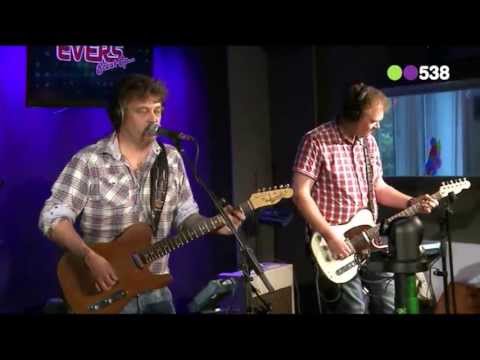 Mooi Wark - Liever in de stront dan tussen de kak (live bij Evers Staat Op)