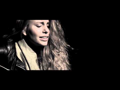 Elicia - I Keep On Running