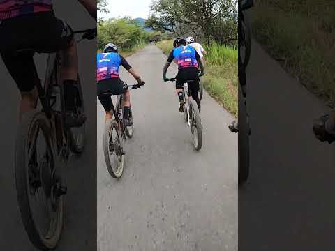 Saliendo del plan de Mosquito ya buscando Palermo Huila 🥵🔥 momento para hidratar y para comer