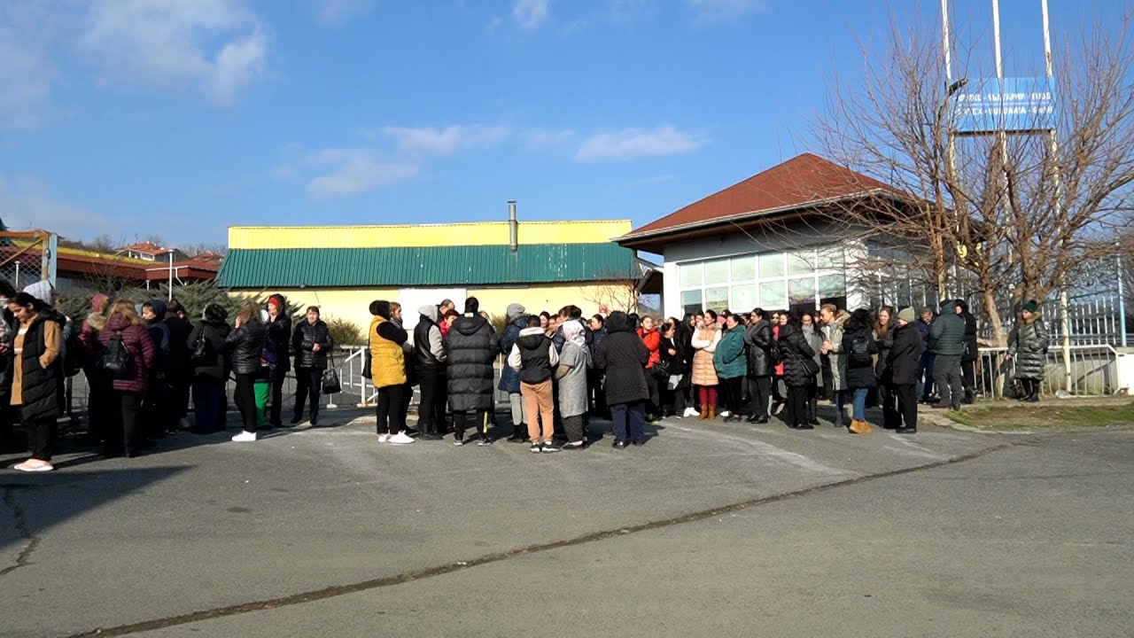 Бивши работници на шивашката фирма „Артекс“ излязоха на протест заради незплатени заплати