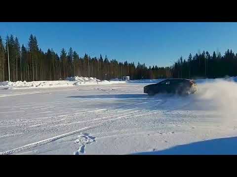 Volvo V40 CC T5 AWD snow drift