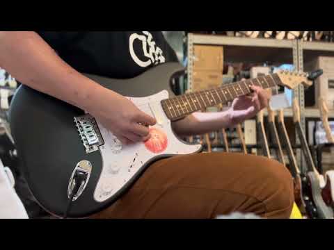 Демонстрация звучания электрогитары Fender Squier Debut Stratocaster