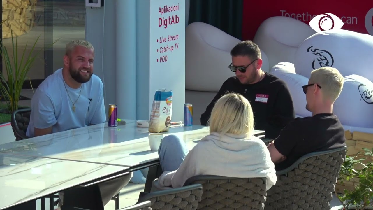 Ermiona bën ushtrime, Luizi e ngacmon