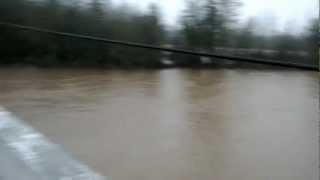 preview picture of video 'Jan 2012 Corvallis Flood: Van Buren Bridge'
