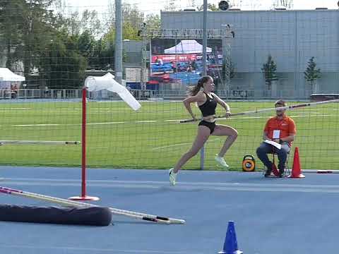 Mészáros Emma gyönyörű ugrása a 3,92 m-es magasságon