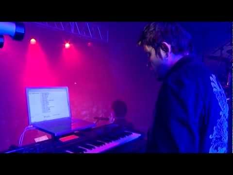 Videoclip de I Nearly Married a Human (Live) — Gary Numan