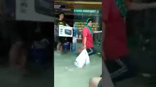 Download lagu #viral #shorts #banjir Kejadian pecah masuk pasaraya Mydin Mart Sri Muda oleh mangsa banjir mp3