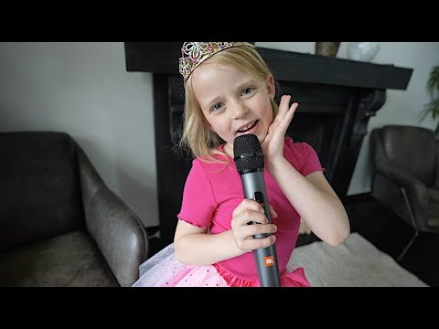 LUCiLLA GEEFT LiVE THUiS OPTREDEN MET “MODESHOW” 💝 | Bellinga Short #144