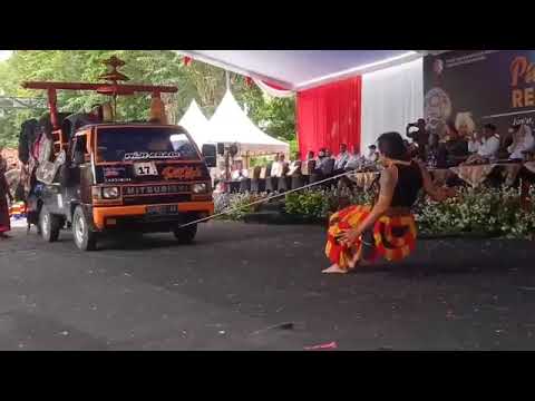 Parade reog Bojonegoro‼️NGEERRII...!!! Atraksi menarik mobil dengan Mulut.