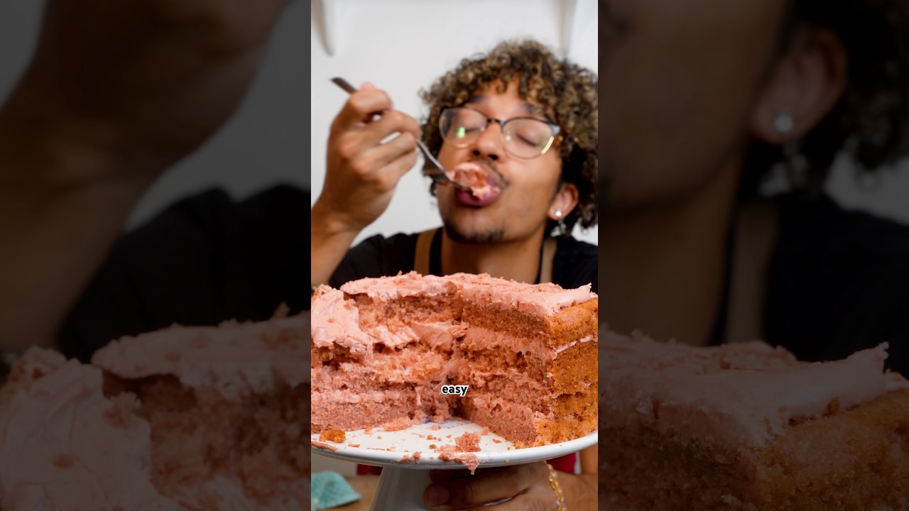 The BEST Strawberry Cake! #cake #baking #cakerecipes