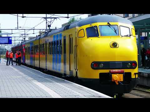 Oude MAT 64 trein NS station in Alphen aan den Rijn