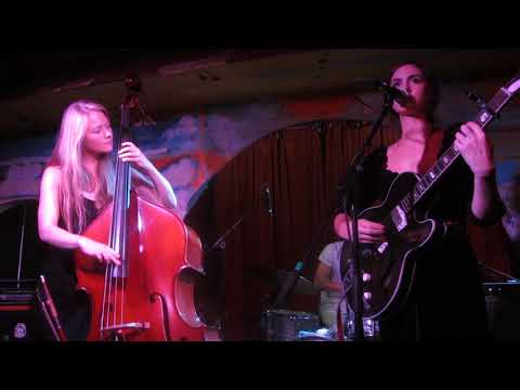 Vera Sola - Skulls (The Misfits Cover) Live @ Shacklewell Arms