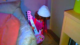 ma fille et sa guitare à 5h du matin!