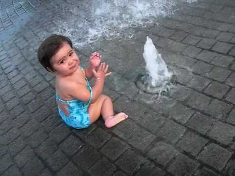 Valentina en la fuente