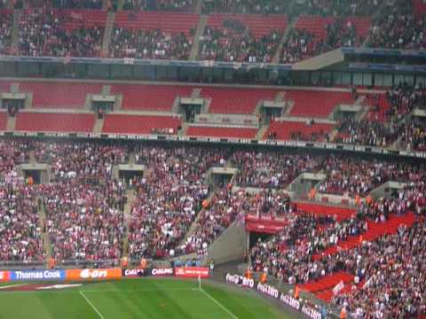 DE SPELERS KOMEN HET VELD OP MET MOOI VUUR EN VUURWERK