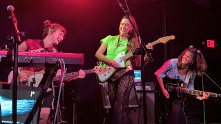 Hinds - Castigadas en el Granero live at the Paramount in L.A.
