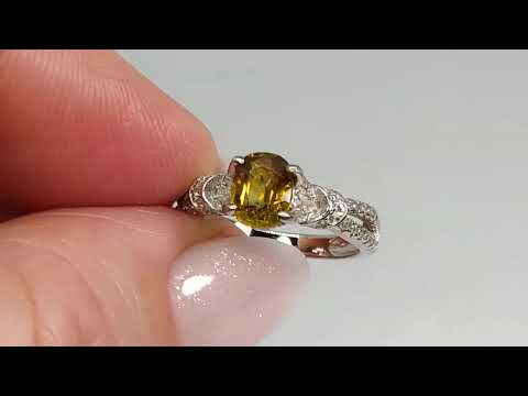 Серебряное кольцо с натуральным Brownish Yellow сфеном 1.24ct и фианитами, лампы. Размер 17.0