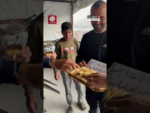 مواطنون يحتفلون بتوزيع الحلوى ابتهاجاُ بمقتل المتعاون مع  جيش الاحتلال الإسرائيلي ياسر أبو شباب