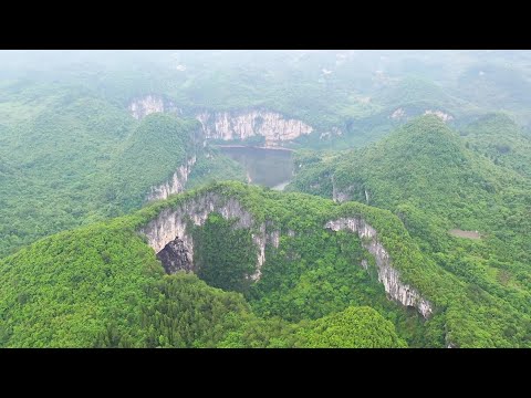 Enorme buraco “Tiankeng” em Zhangjiajie, província de Hunan