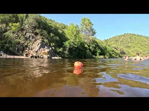 Los viajeros paseando por La Serranita 2026. Sierras de Calamuchita. Córdoba. Argentina.