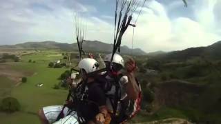 preview picture of video 'Gustavo Mendes e Werneck Voo Duplo Parapente'