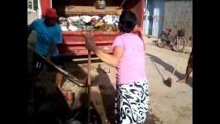 preview picture of video 'Descaso com a população!!! Morador faz papel de coletor de lixo.!'