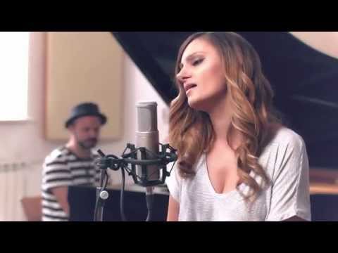 Sună FABULOS! O fostă concurentă X Factor interpretează excelent cover-ul unei piese marca Delia!