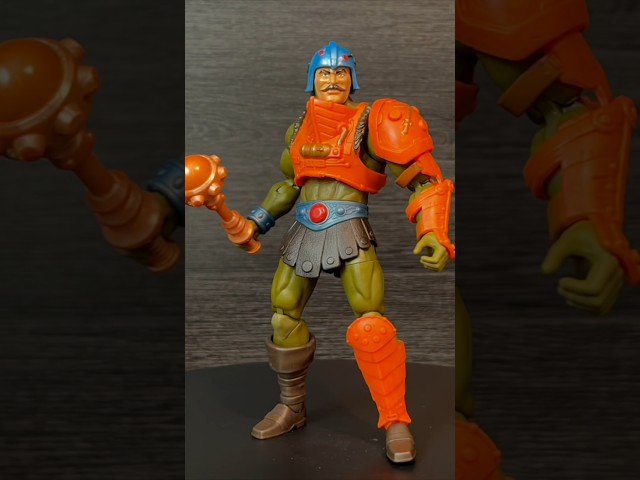 Vídeo relacionado con Masters of the Universe MOTU New Eternia Man-At-Arms Figura de acción con accesorios, juguete +6 años (Mattel HYC48)