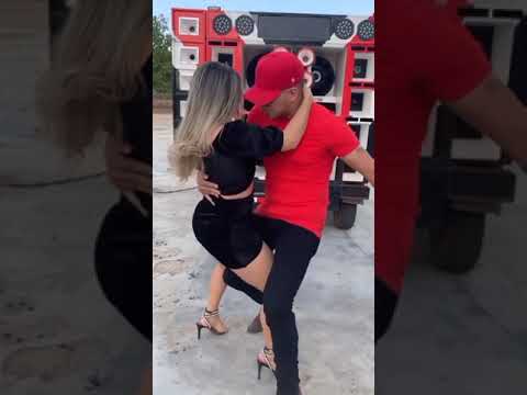 Casal Dançando 4 Tapinha No Bumbum