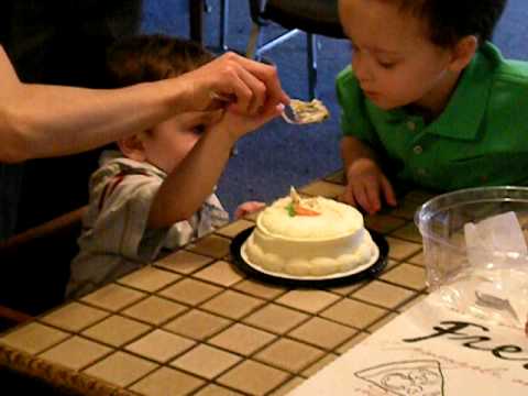 Makai eats his 1st b'day cake!
