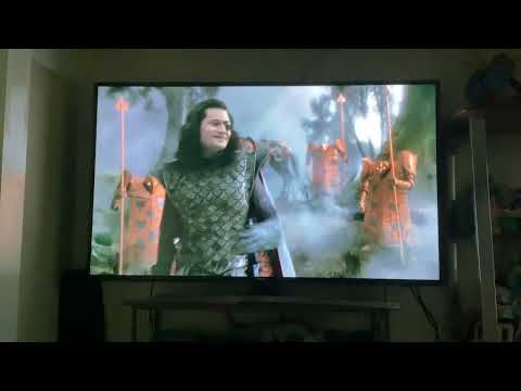 Hatter hides Alice from the knave - Alice in wonderland 2010