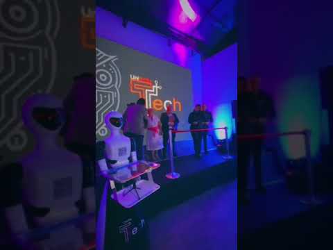 ¡Déjate sorprender por Meta, la primera robot de Villavicencio que está redefiniendo el futuro! 🌟