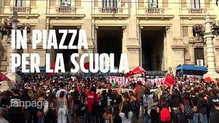 Studenti in corteo impiccano manichini di La Russa e Fontana, poi lanciano uova contro il Miur