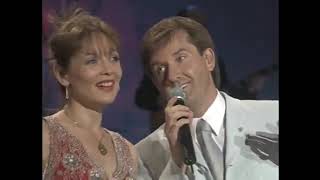 Daniel O’Donnell &amp; Mary Duff- Top Of The World (Live)