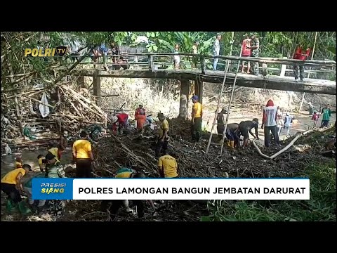 POLSEK BLULUK DAN WARGA BANGUN JEMBATAN DARURAT YANG MEMBUAT AKSES TERPUTUS