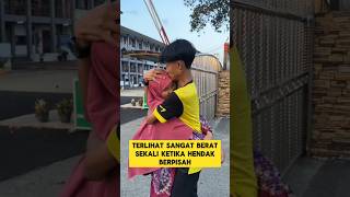 Download lagu momen sedih ketika santri berpisah dengan kakak nya ‼️‼️#sedih #santri #pesantren #nangis #haru mp3