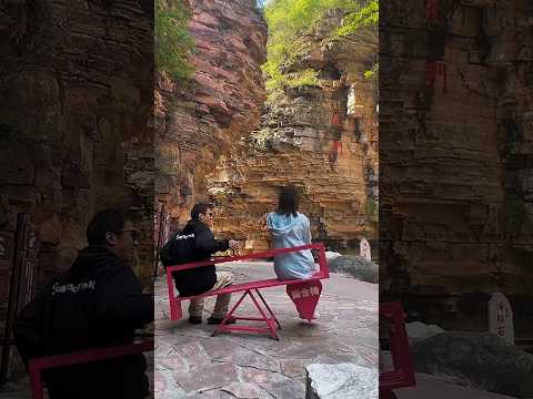 مقعد الحبّ المائل… ابتكار غريب للعثور على شريك حياتك!